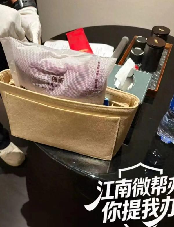 南昌，一游客入住南昌沃尔顿假日酒店，外出游玩返回后发现钱包里9800元现金少了1