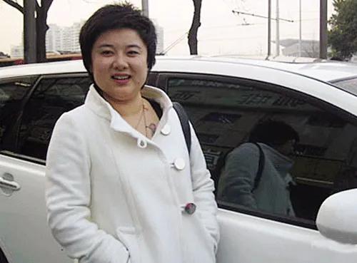 就是这个女生，不漂亮，没学历，却几乎在一夜之间就变富豪，25岁就身家36亿，可过