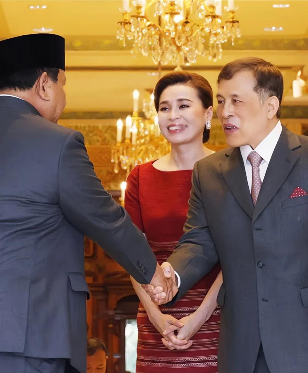 泰国王后苏提达最新亮相，一袭正红色长裙显“正宫风范”！
当地时间5月19日，泰国