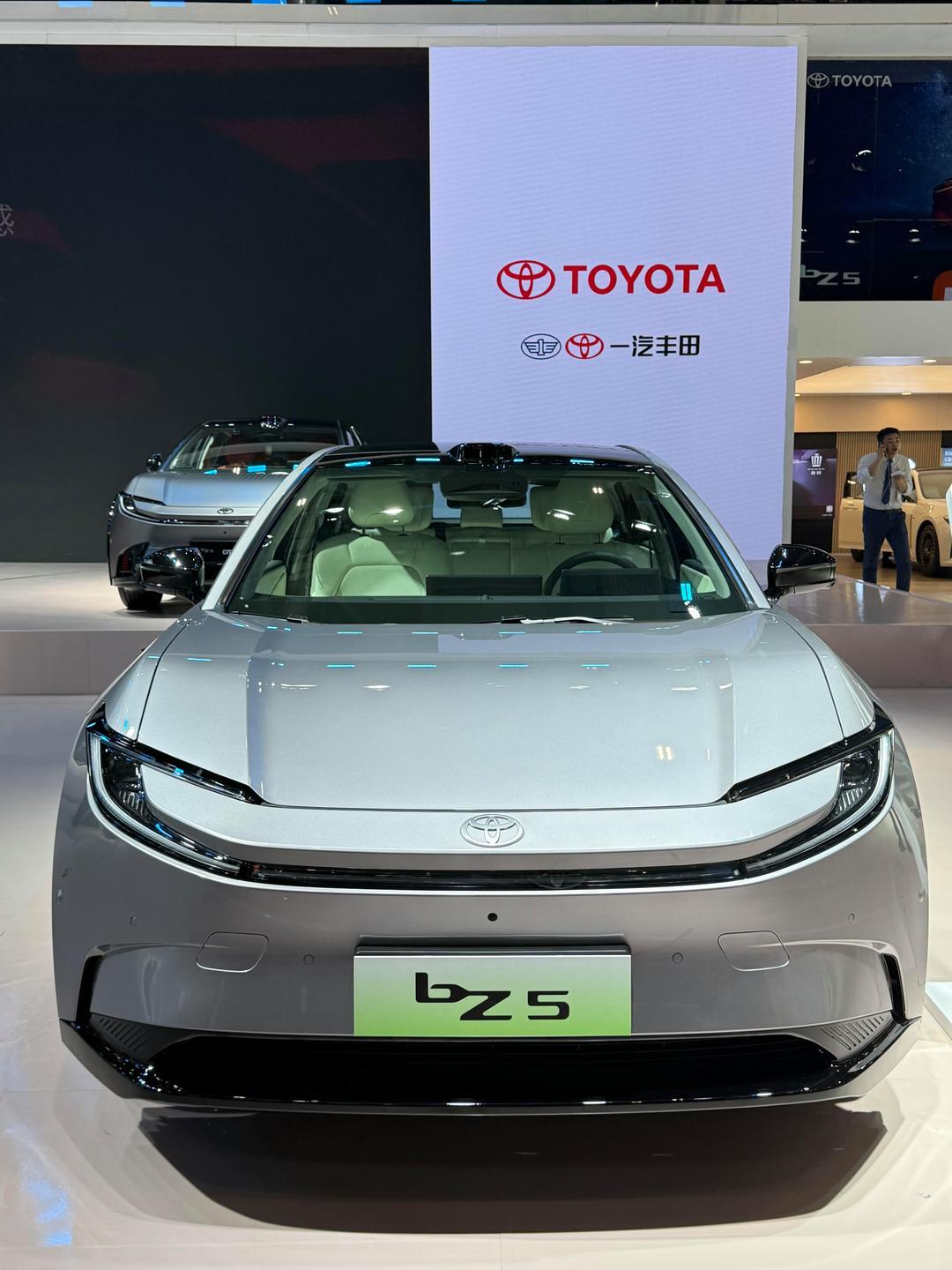 丰田bZ5作为纯电车型，以锤头鲨前脸重塑电动美学，彻底打破传统设计边界。贯穿式L