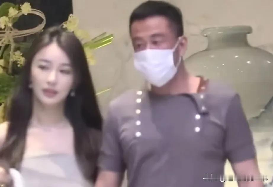 52岁杨坤恋情上热搜。

女方长得很漂亮，皮肤也很白，一看年纪就不大。

细数了