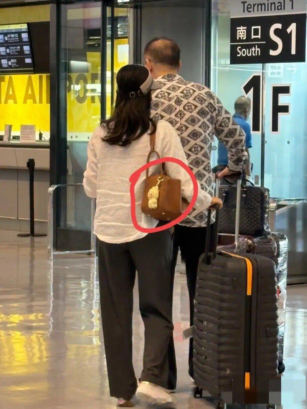 网友机场遇到了大导演陈凯歌和他的美女老婆陈红，大家快看陈红的包，虽然她年纪已经年