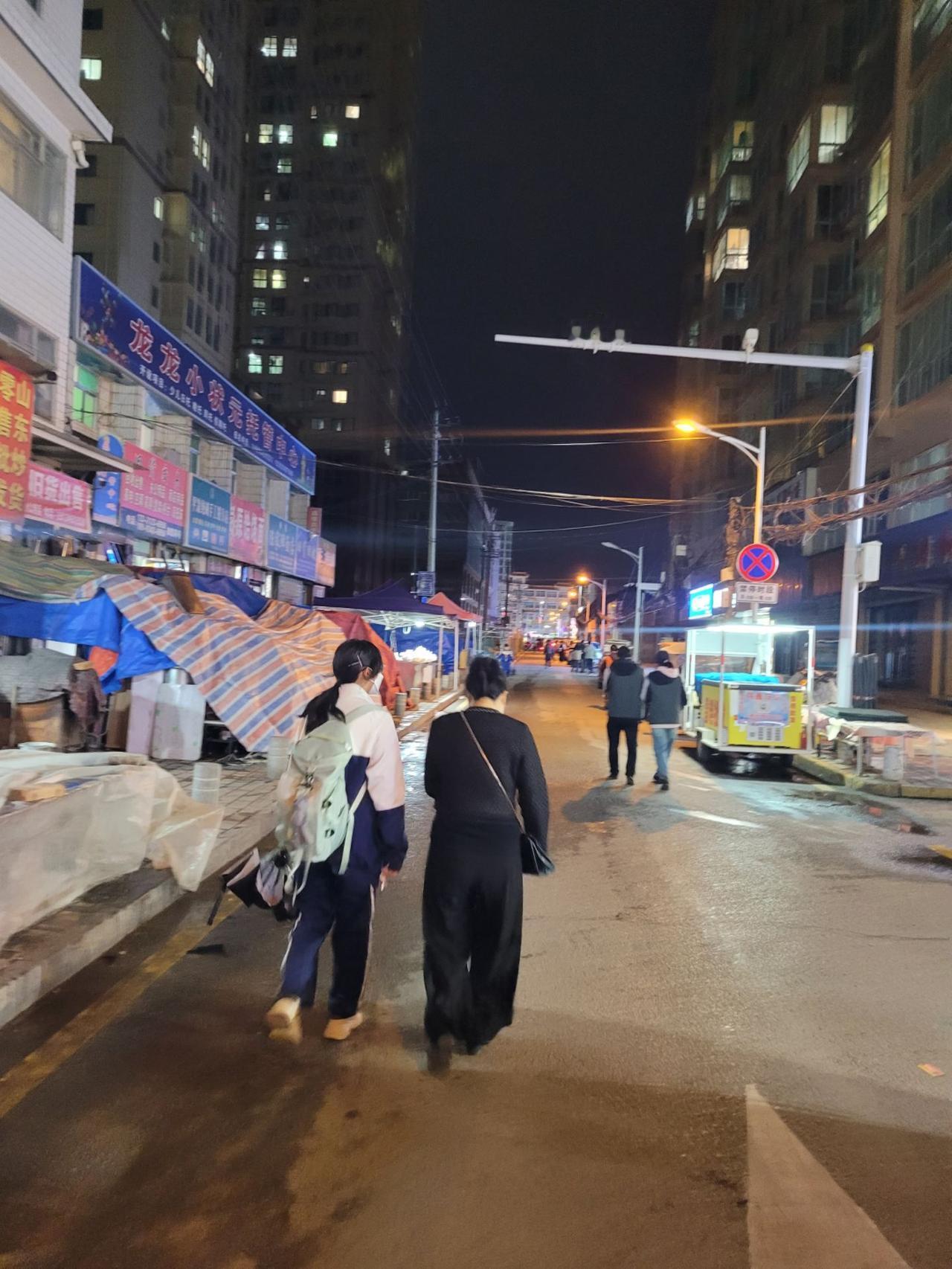 那年，我表哥收破烂时，突降暴雨。在村口的树下避雨，发现了一个小包裹——里面是个刚