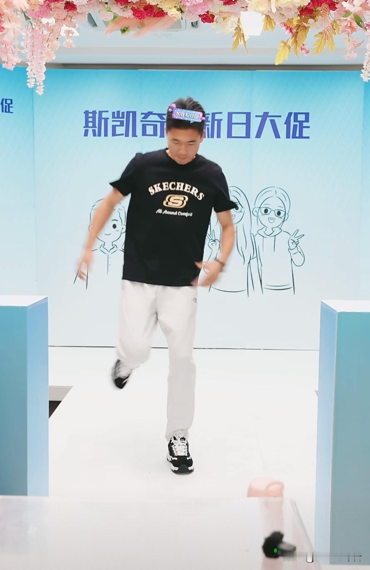 今天早上，谢浩男的母亲许健华带着大妹和谢浩男的战友海军，在杭州开启了一场带货直播