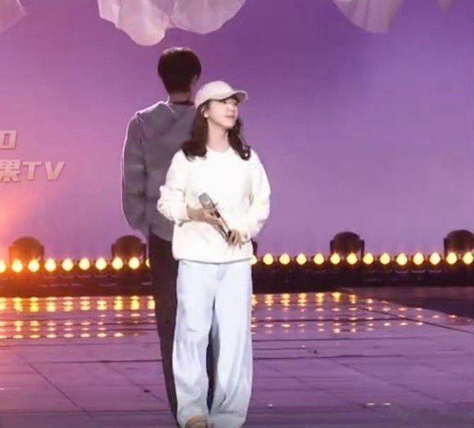 张凌赫顺毛墨镜黑皮衣look张凌赫把彩排走成秀场 谁懂张凌赫的反差帅！顺毛软萌又