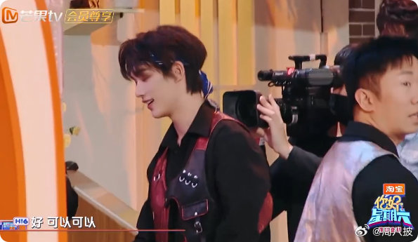 丁程鑫套圈一套一个准丁程鑫玩游戏听取哇声一片丁程鑫玩套圈的样子，简直帅炸了！目光