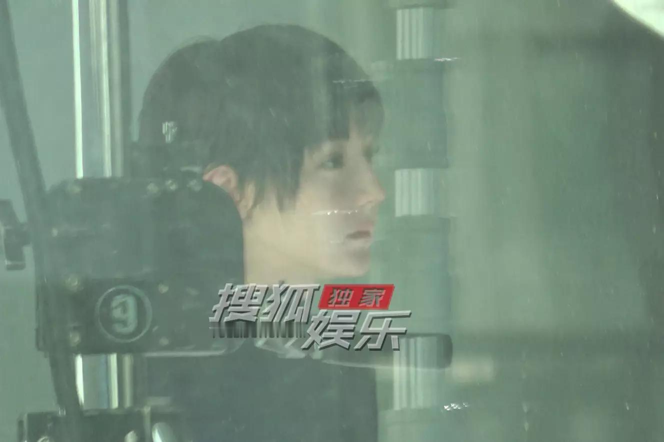 迪丽热巴少年感短发 迪丽热巴现身影棚拍摄。挑战超短发造型，鼻梁高挺，线条流畅优美