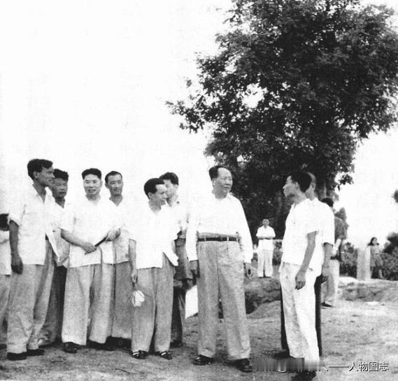 1958年8月9日下午，毛泽东在历城北园农业社田头与社负责人亲切交谈。