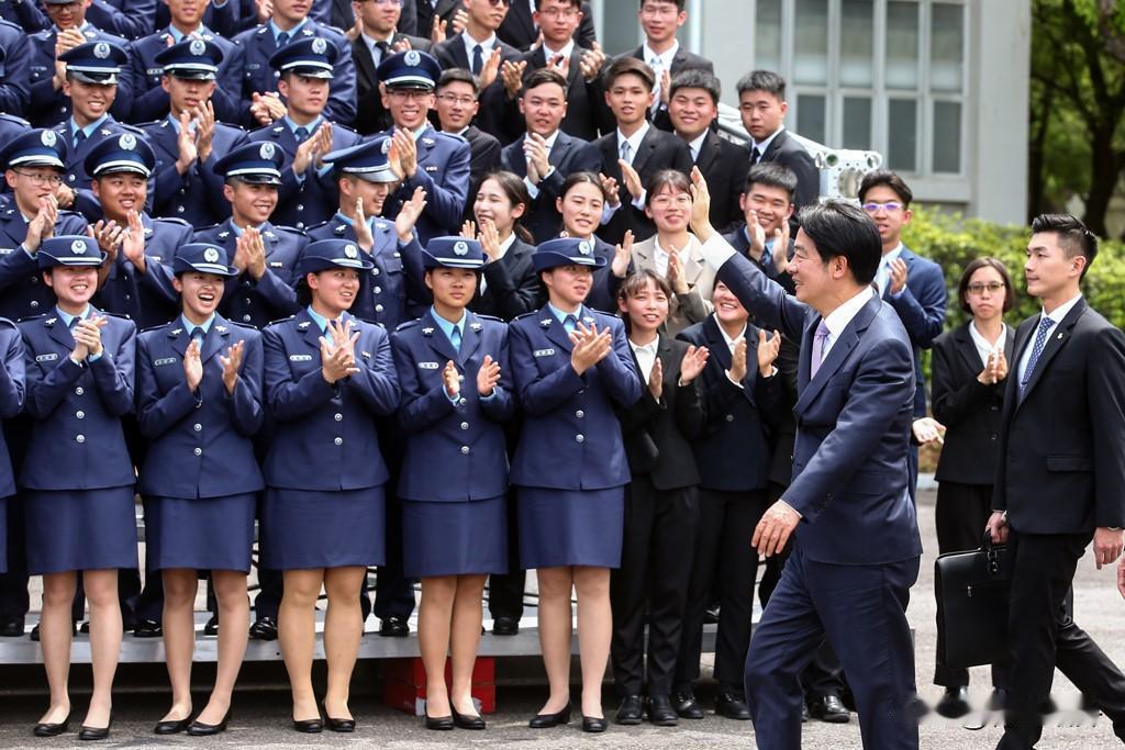 台湾勉励台军官毕业生
今天，台湾“三军八校院”（陆、海、空军官校、“国防大学”政