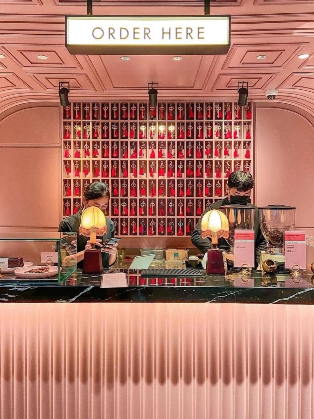 入住曼谷市中心民宿｜打卡超🔥的粉色咖啡店！