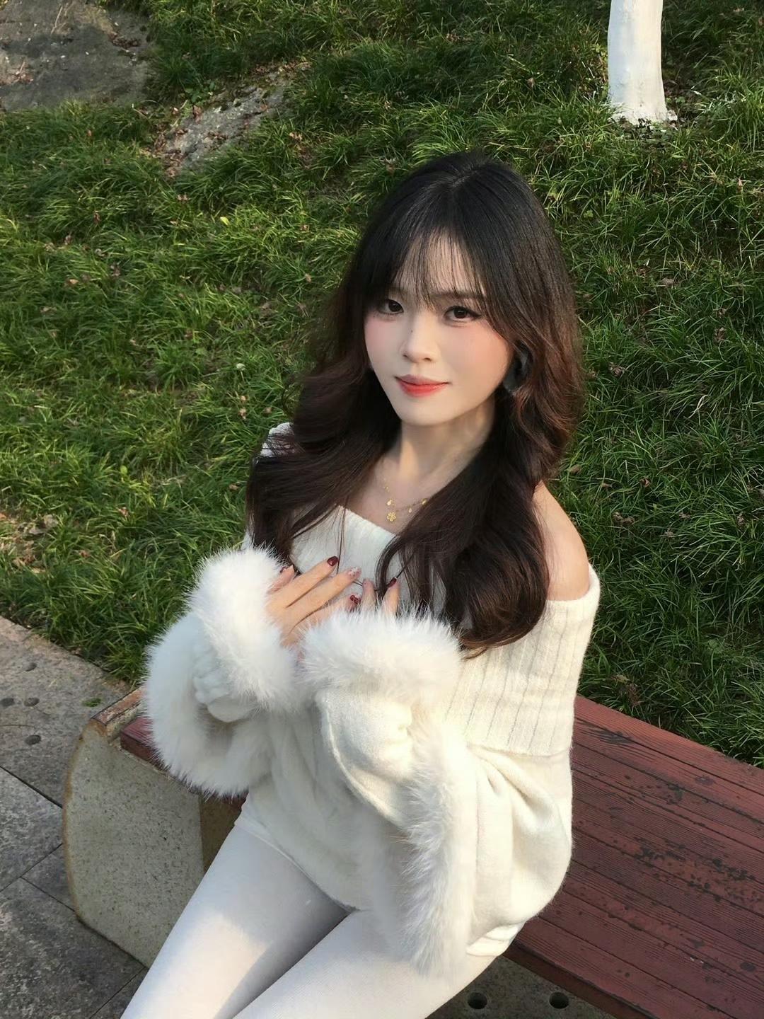 冬日白系甜妹穿搭也太戳心了吧
 
谁能拒绝冬日里的白色温柔系穿搭呀～露肩毛绒毛衣