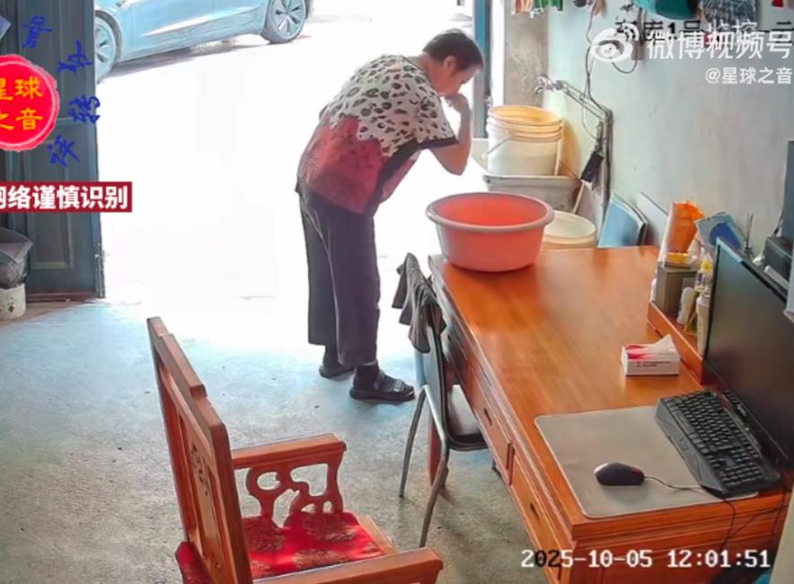 往鱼缸里擤鼻涕，龌蹉老太人品真是超下限。江苏宜兴，一沿街住户公开监控视频，一穿花