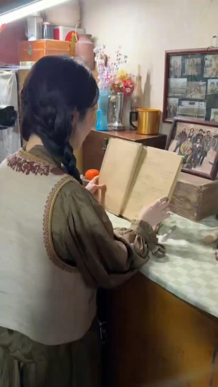杨紫重返《生命树》拍摄地青海，重回了白菊的家，看到巡山小队的信被感动了