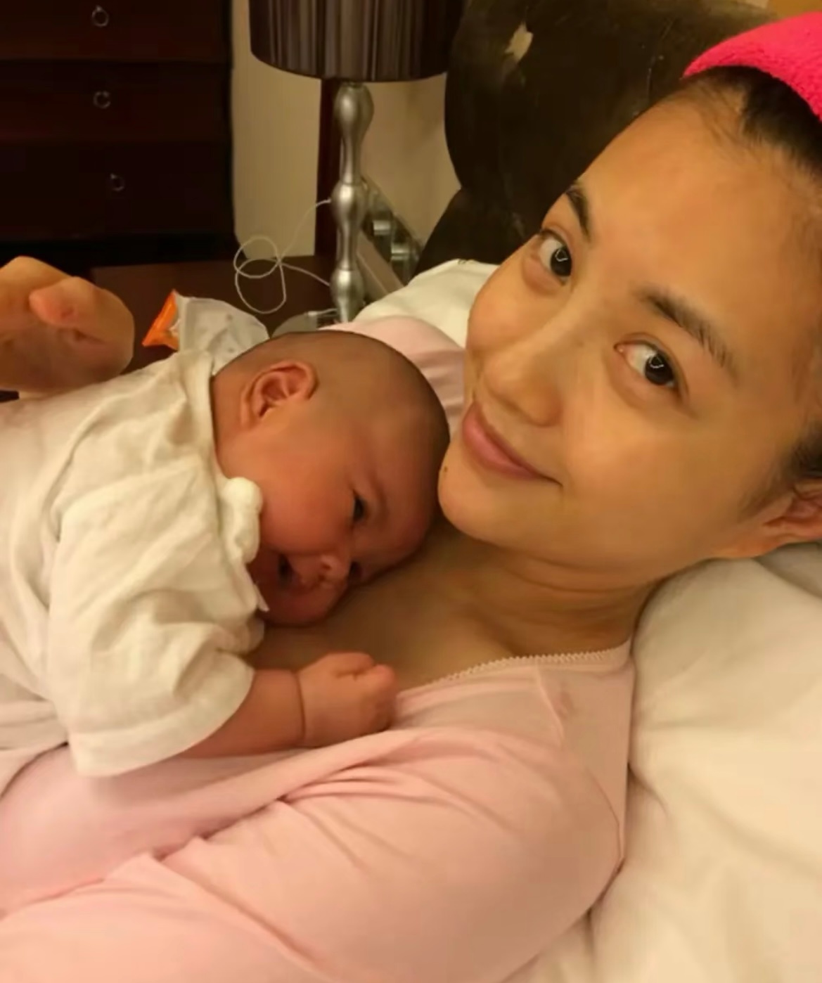 只有包文婧塌房了不是去年才生完二胎吗…我的妈呀 小孩子才一岁吧[流汗] ​​​