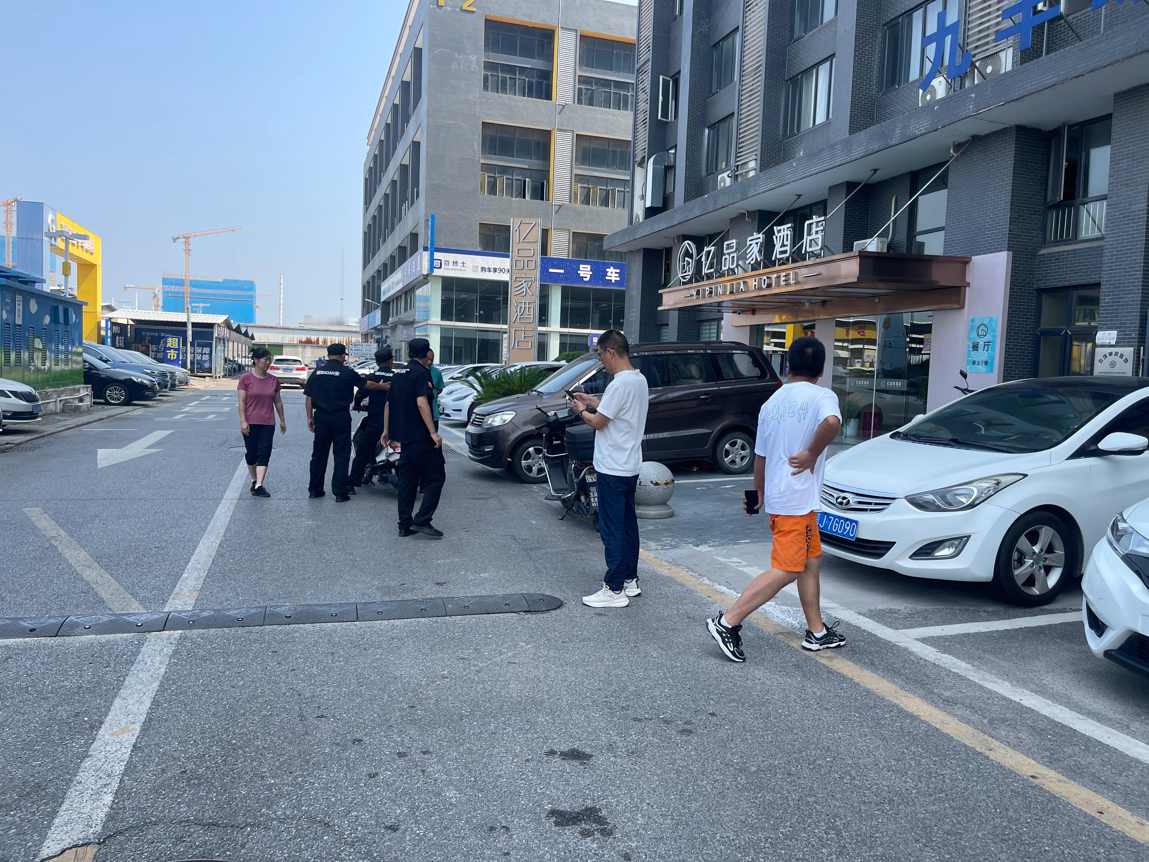 市场的保安和酒店老板搞起来了差点动起手来了大概就是一些鸡毛蒜皮的小事儿脾气僵的人