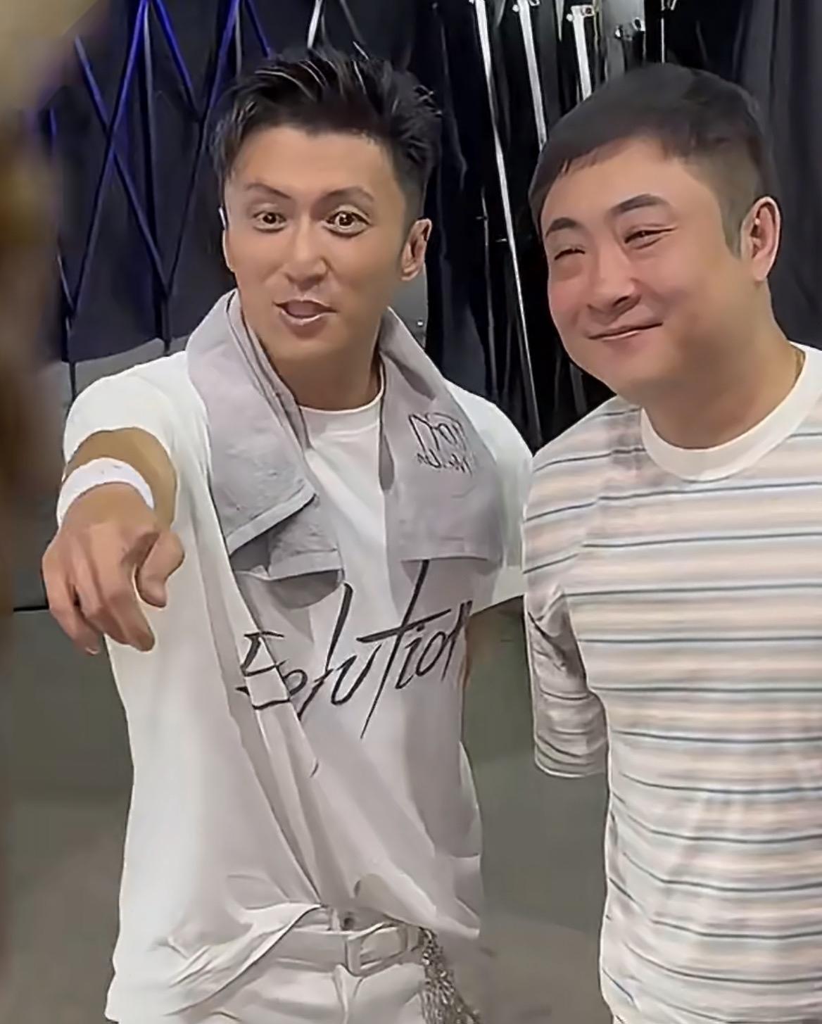 乔杉：锋哥！我又来了，这回可没偷瞄你啊，是正大光明看！

谢霆锋：哈哈，欢迎欢迎