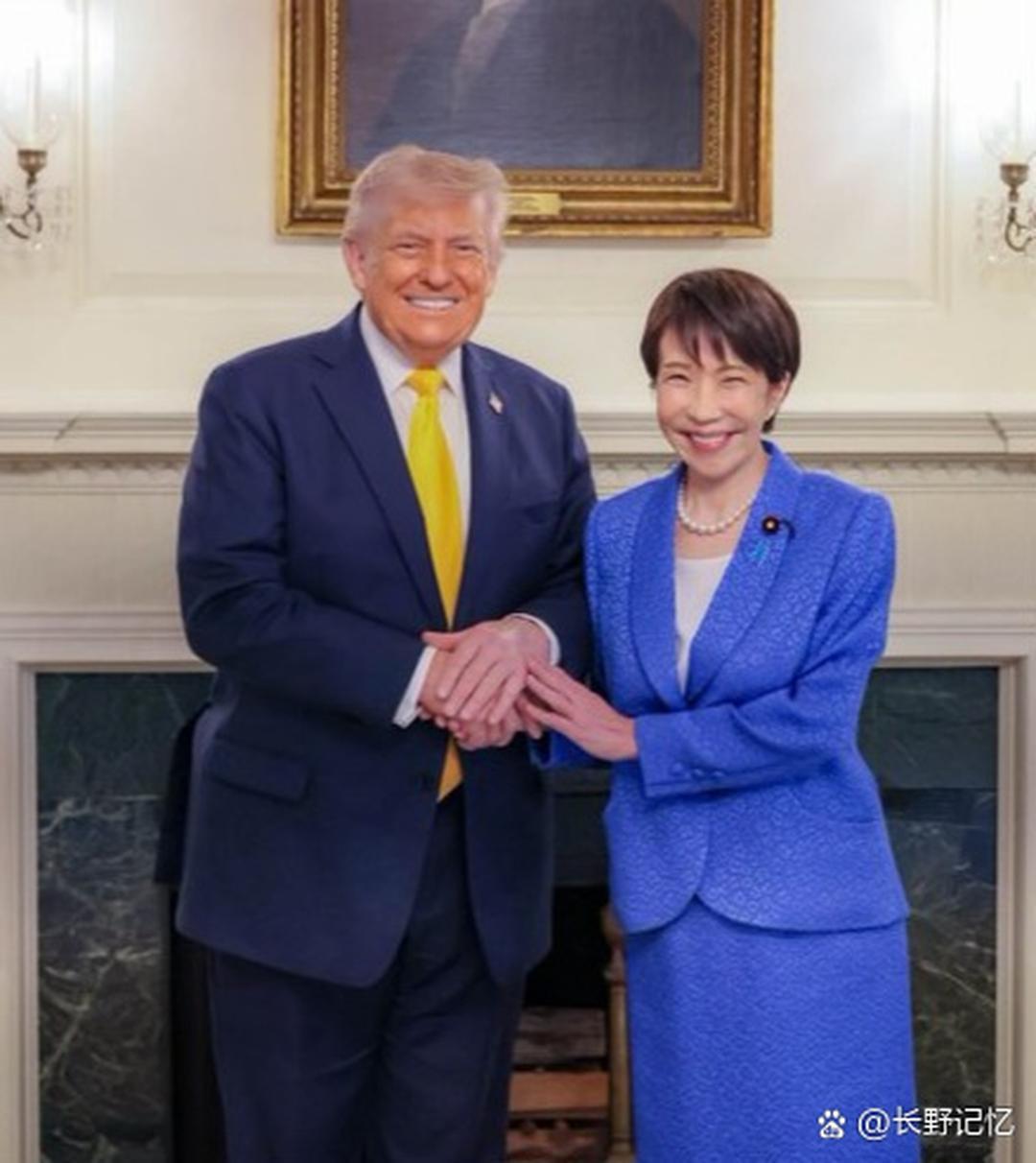 什么叫谄媚？看看这两张图，马上就具象化了。 