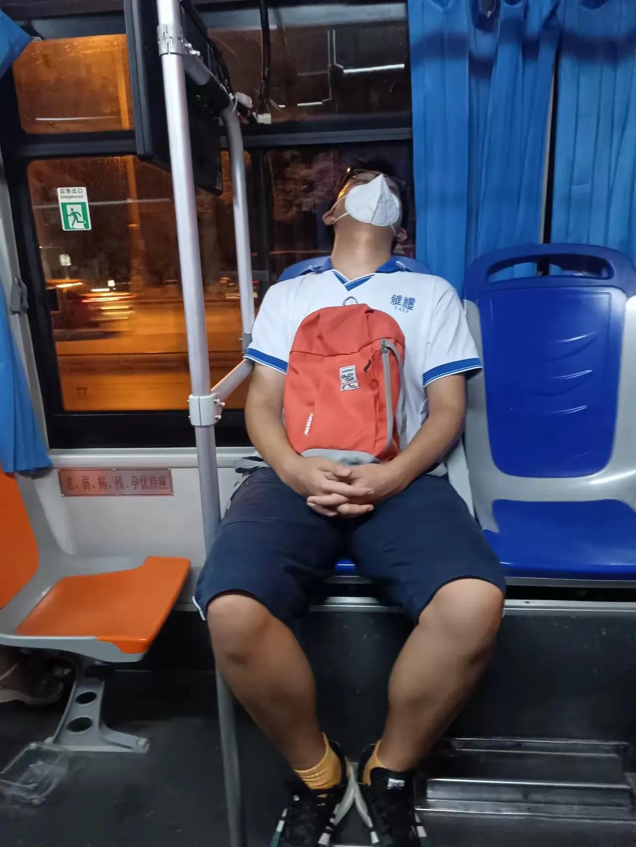 今天是国庆节，全国人民都放假了，可怜这个学生娃清早六点多背着书包出发去补习，到晚