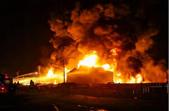 炸了！伊朗阿巴斯港爆发大规模爆炸，波斯湾多地同时传来爆炸声！谁也没料到，就在全世