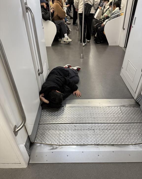 这是遇到了地铁醉汉吗
一进门就躺在地上，后来有位置了坐着也不安稳，对对面小姐姐疯