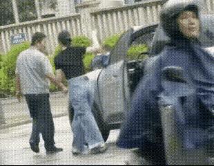 造物主是罪魁祸首！

如果造物主给女人强壮的体魄，

这个泼皮断然不敢下手这么重