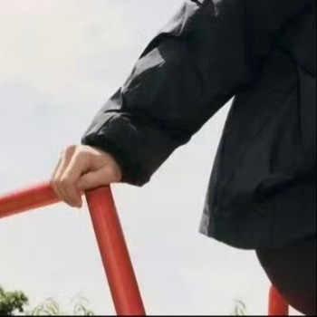 生活里的善意不必声势浩大，不必刻意张扬。路上为别人多让一步，听见他人难处时多一份