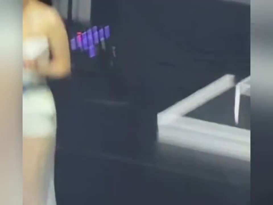 袁娅维在洛杉矶演唱会哭着缅怀恩师刘欢！感谢年来刘欢对她如父亲般的照顾，遗憾没有抽出更多时间去看他