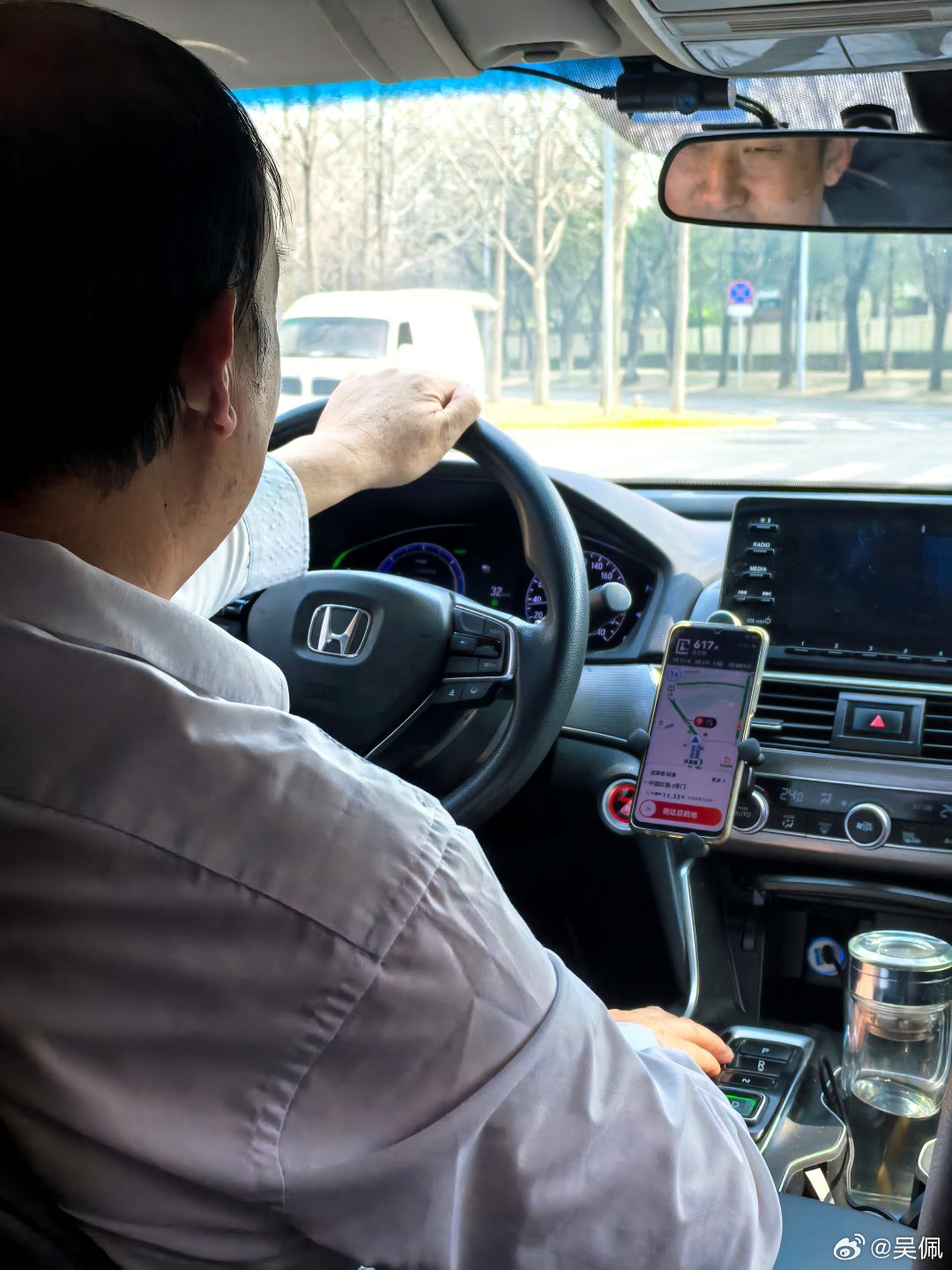 打了个混动雅阁，油价涨了，现在一公里四毛钱，一天多花二三十块钱油钱。我说，平台没