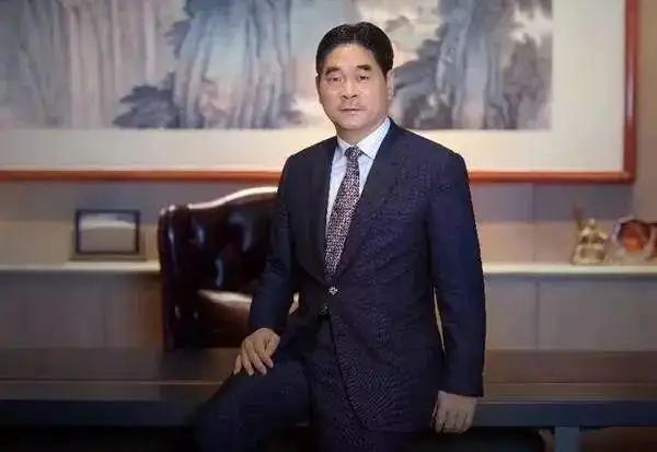 地产行业就是这么魔幻，新城控股的董事长王振华，2019年因猥亵幼女入狱，2024