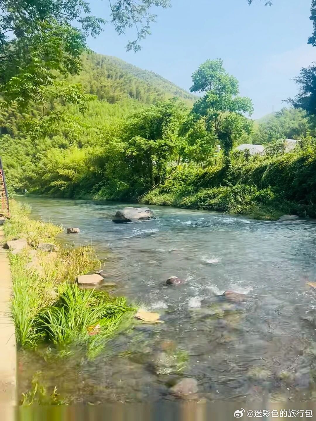 江南第一山莫干山名副其实，天然清凉世界，一趟出行堪比心理理疗。万亩竹海层层叠叠，