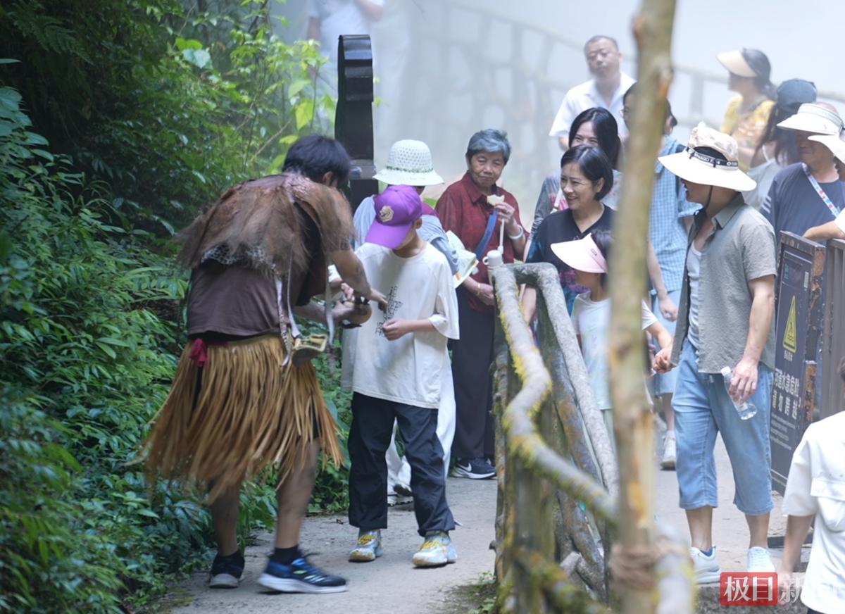 景区10万元高薪招募的“野人”上岗了，呜呜一叫游客就投喂，黄