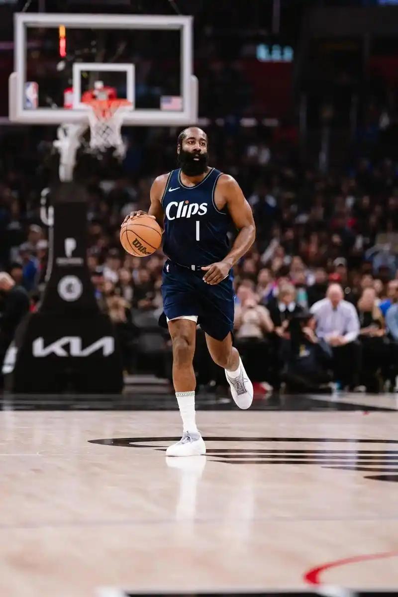 快船最近这势头多猛啊，二十一场比赛赢了六场，正被大伙儿捧成夺冠热门呢。可就在这节