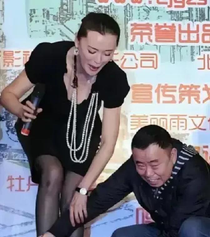 65岁潘长江弯腰给新人穿鞋，画面一出，热搜秒爆。
我第一反应不是“感人”，而是“