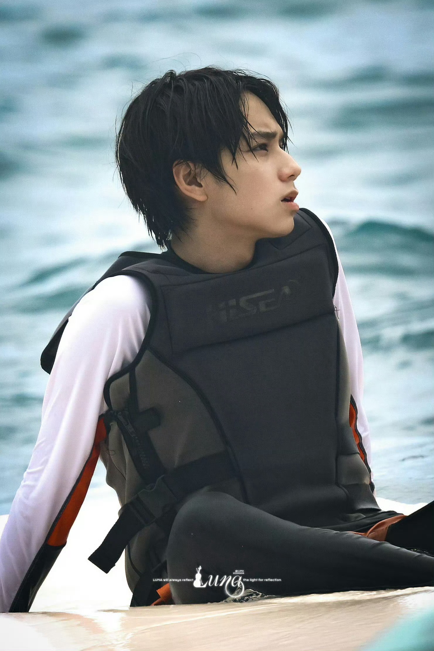 王橹杰湿发 今天的王橹杰湿发造型，建模脸，可塑性很高，而且露额头也太帅了！ 