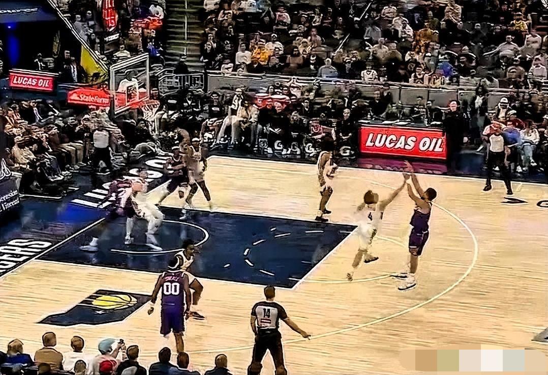 布克也想拿80分了！在今日太阳对阵步行者的第三节比赛中，布克后撤步踩线长两分投进