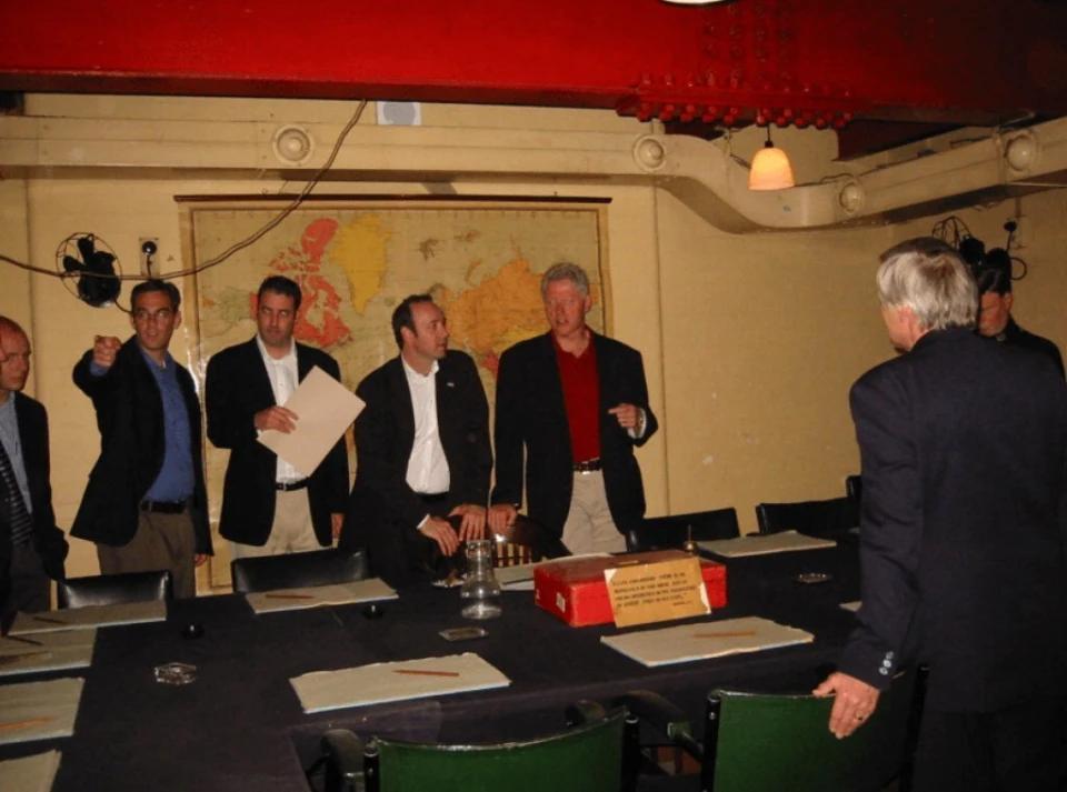 一张是克林顿在泳池中与爱泼斯坦同伙兼前女友马克斯韦尔及另一女性在一起，另一张照片