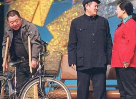1993年，赵本山领着范伟商演，七场42万，分给范伟7000，高秀敏看不下去了：