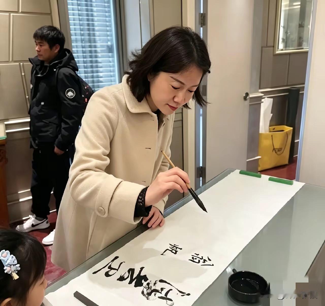 很多人对翁帆这个名当很熟，但没有见她的书法，你看她的字美如其人，美丽、大气、耐看