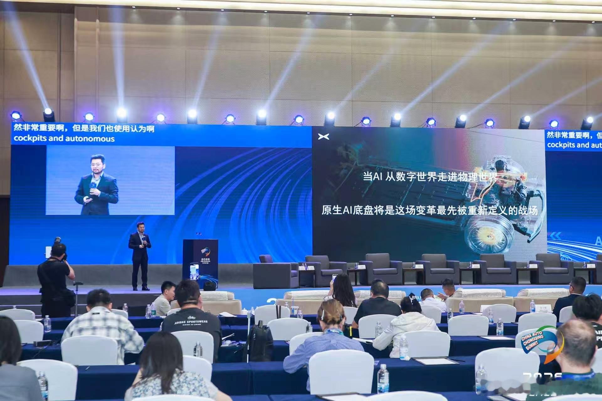 小鹏副总裁余鹏近期在中国汽车重庆论坛表示，小鹏GX的AI智能底盘与人形机器人灵巧