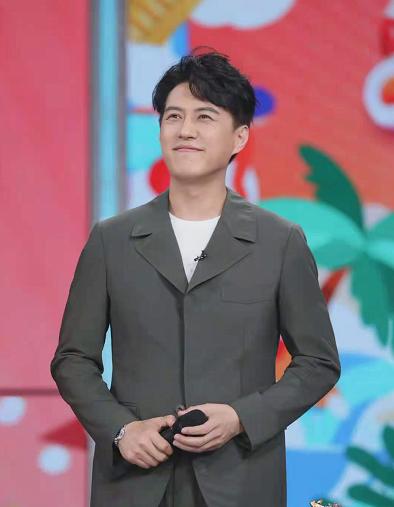 说起靳东被评为国家一级演员，很多人觉得理所当然——演技好、作品多、形象正。但细想