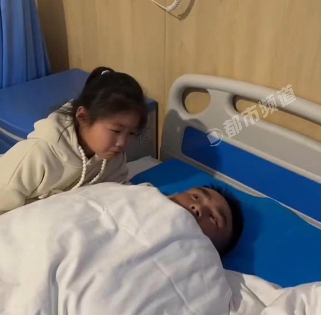广州一位年轻单亲爸爸因胃癌走到了生命尽头，病床上他用尽最后一丝力气紧紧抱住5岁的