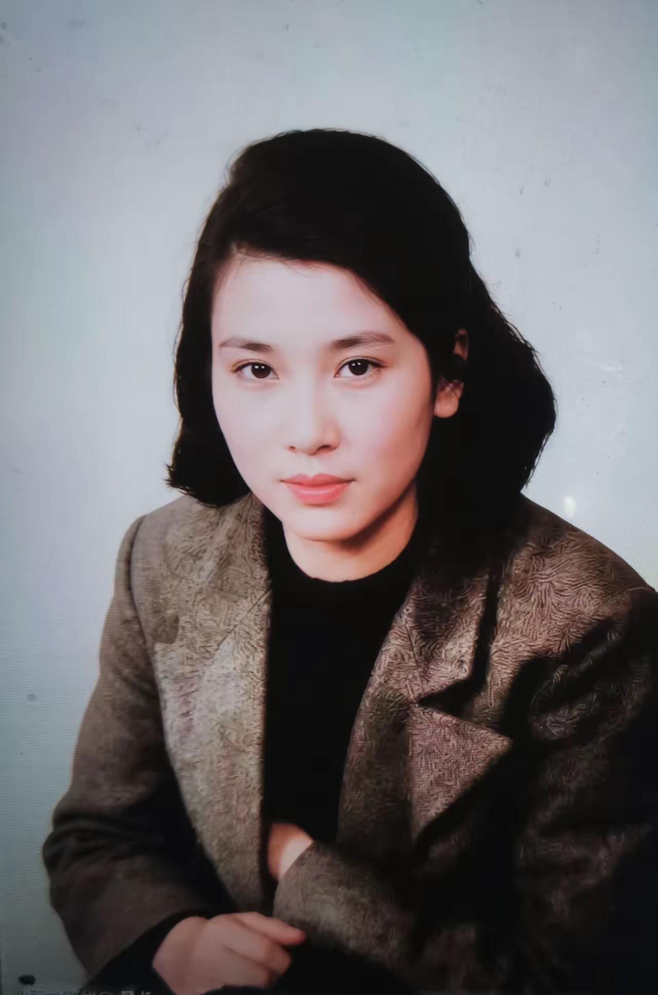 请大家停留三秒，为江西井冈山第一位女红军贺子珍献上一束花。

贺子珍巾帼不让须眉
