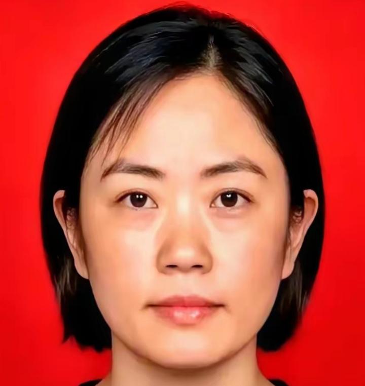 据人民网报道，一个手握大校军衔、拥有高级工程师职称的退役空军女军官，2013年转