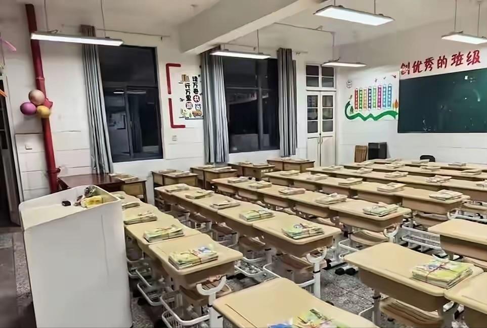 孩子上学，家长自购课桌？近日，连云港东海县某小学，一年级家长接龙购买349元课桌