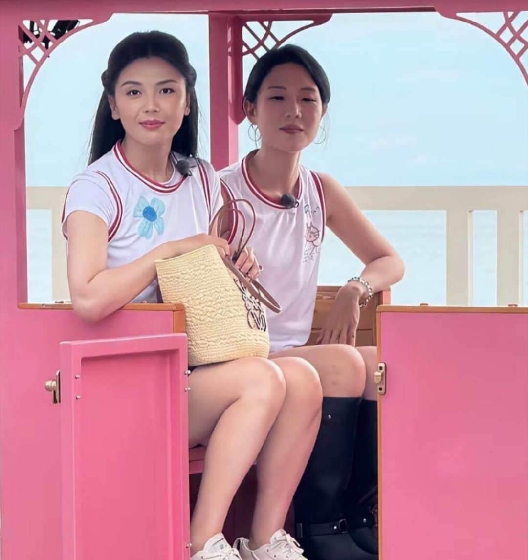 第一次看见刘涛穿着篮球服，搭配一条百褶短裙，看起来少女感满满的，不像是40多岁的