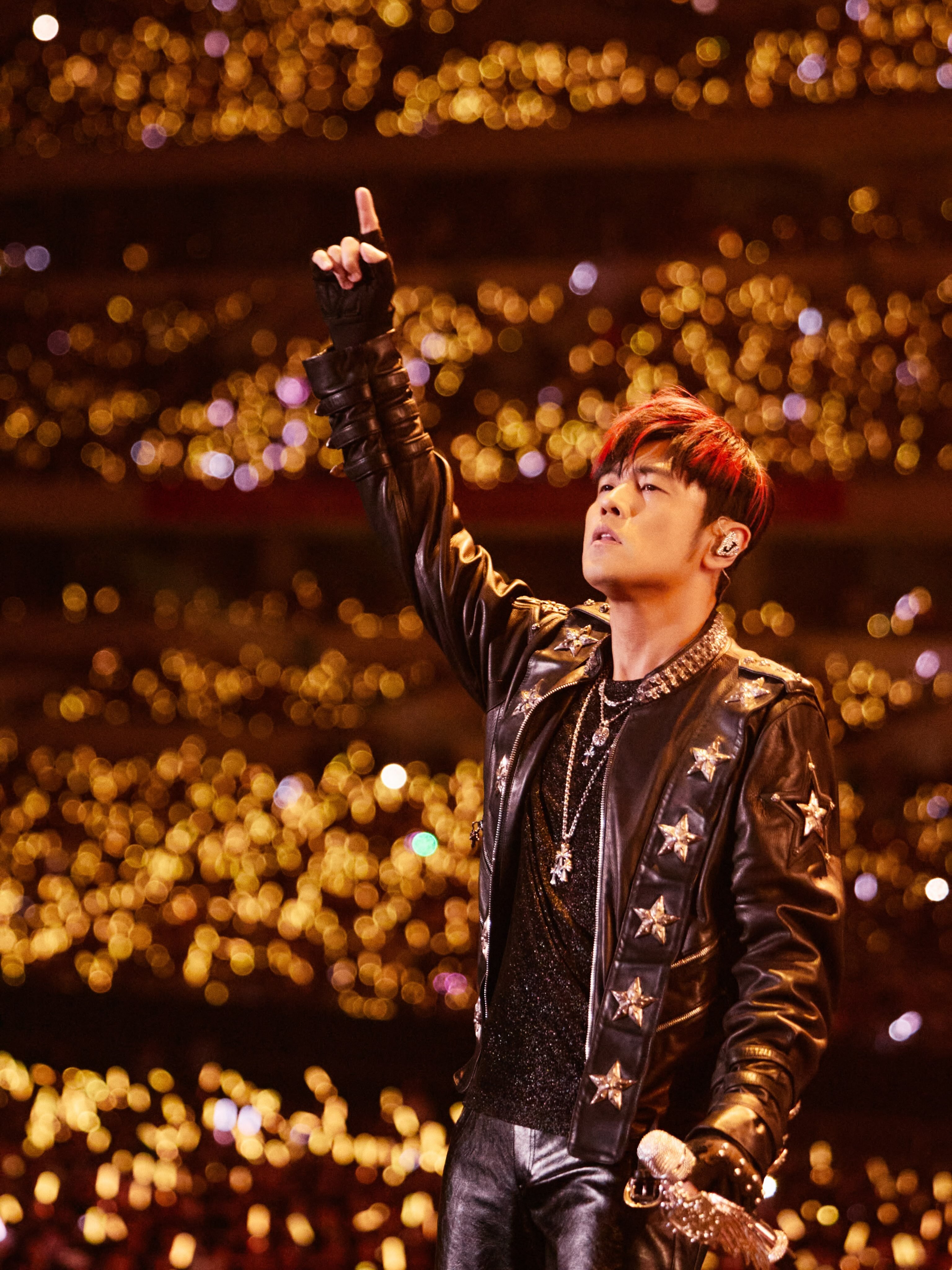 周杰伦更新动态：Still awake? 🙋‍♂️Raise your han