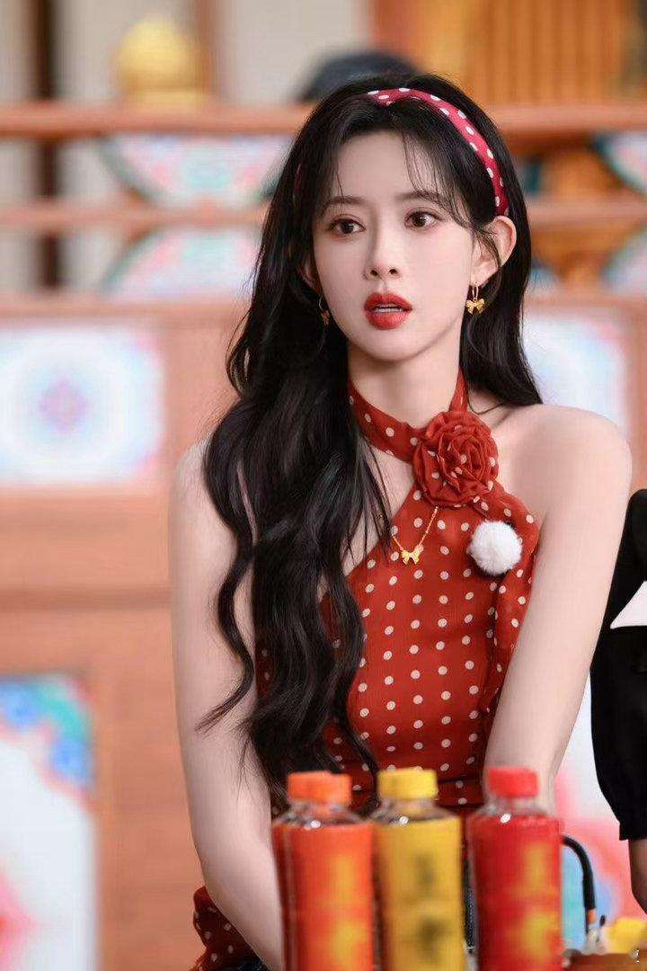 孟子义美的好热烈孟子义大波浪红裙御姐你好星期六直播 孟子义你好星期六直播造型封神