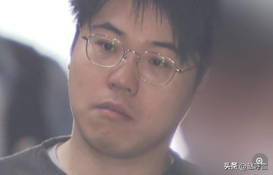 照片中这个一脸茫然的中国小伙子名叫马硕。去年6月，他伙同一名叫古舒华的中国女性，