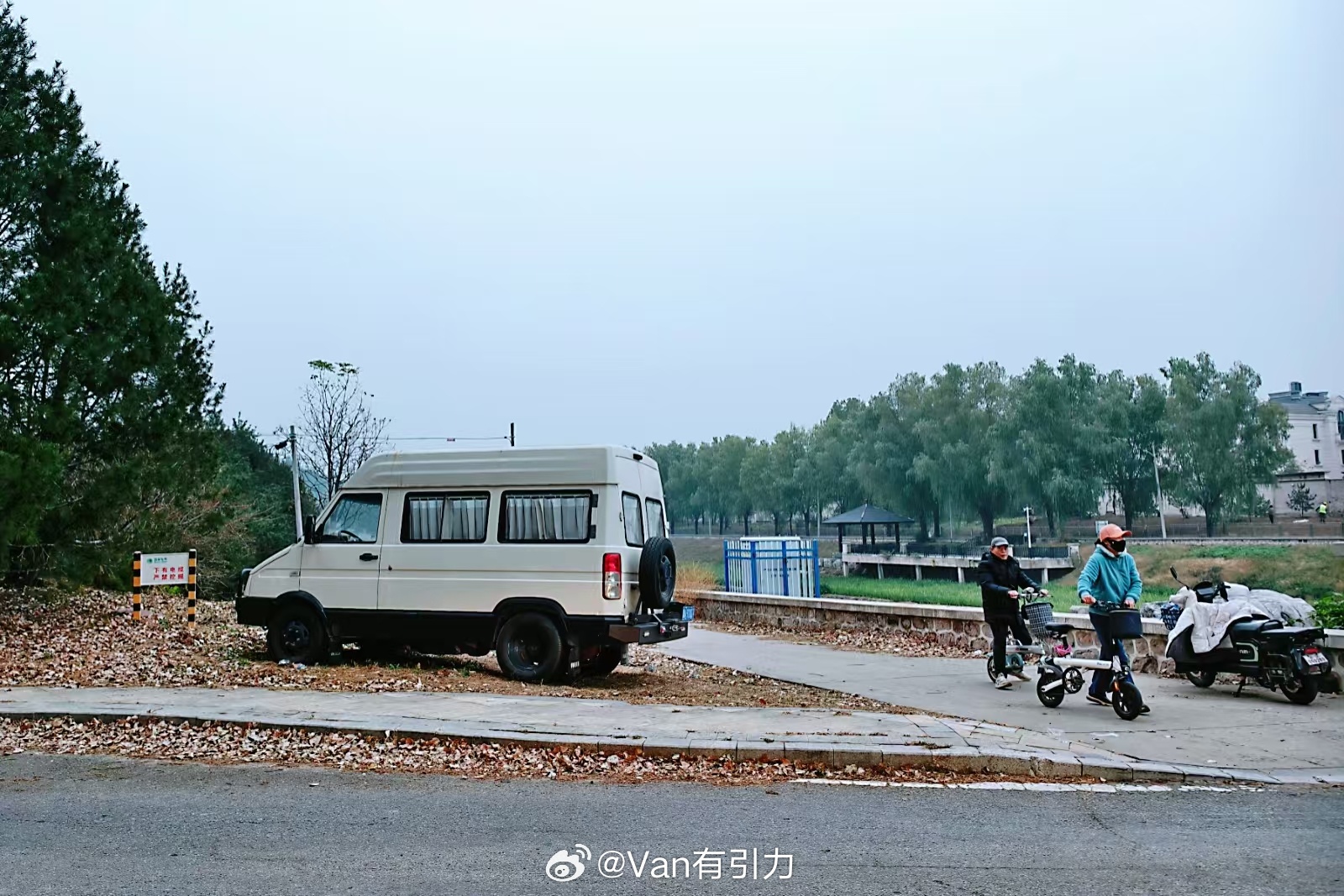 昨天在河边偶遇的依维柯，孤零零的，感觉好像被遗弃在那儿挺久了[并不简单]van事