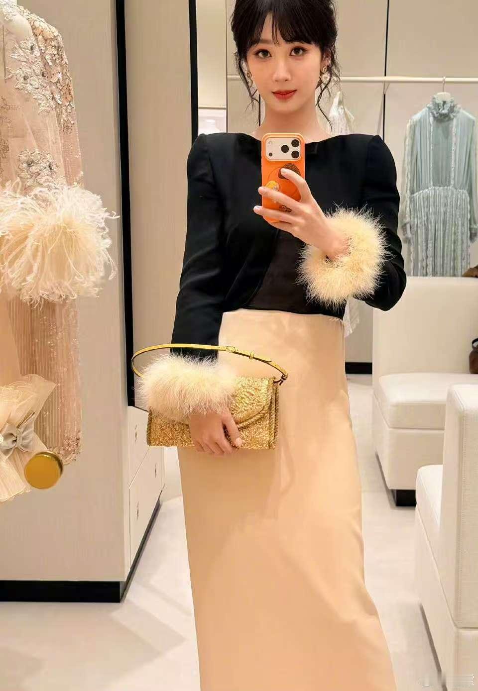 杨紫真把自拍交出来了杨紫说自拍我交出来了这个紫妹就这样宠粉丝！杨紫被抓包在自拍